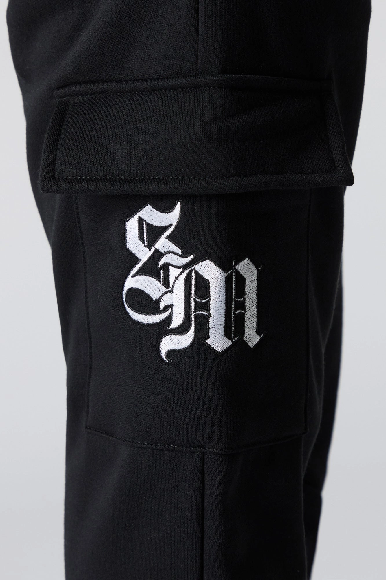 Jogger cargo en molleton avec motif brodé
