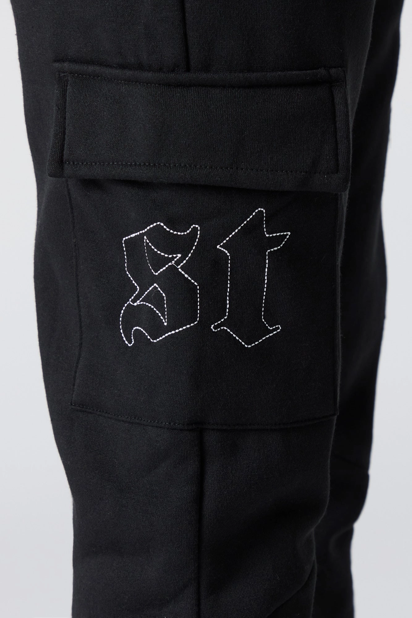 Jogger cargo en molleton avec motif brodé