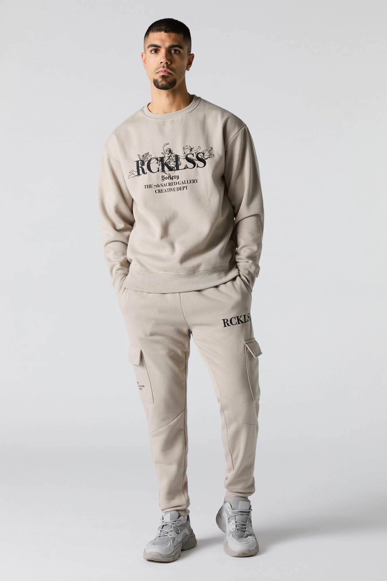 Jogger cargo en molleton avec motif brodé