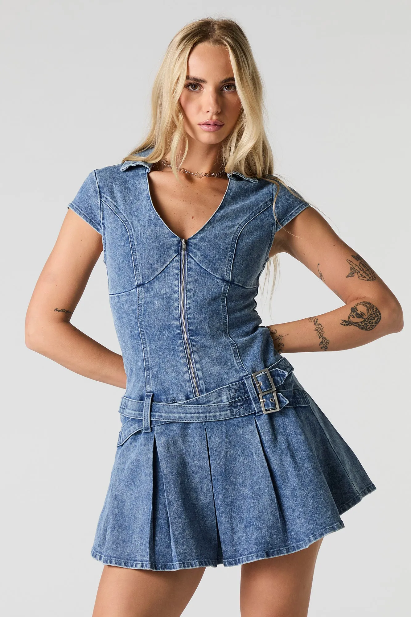 Minirobe en denim à pli et glissière avec ceinture