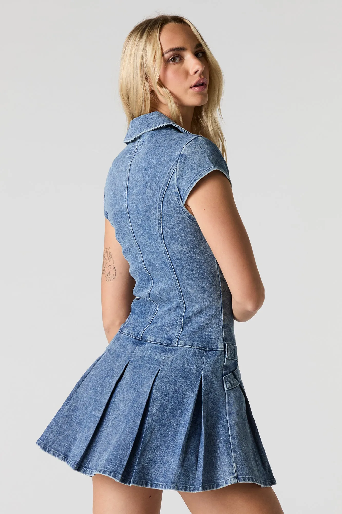 Minirobe en denim à pli et glissière avec ceinture