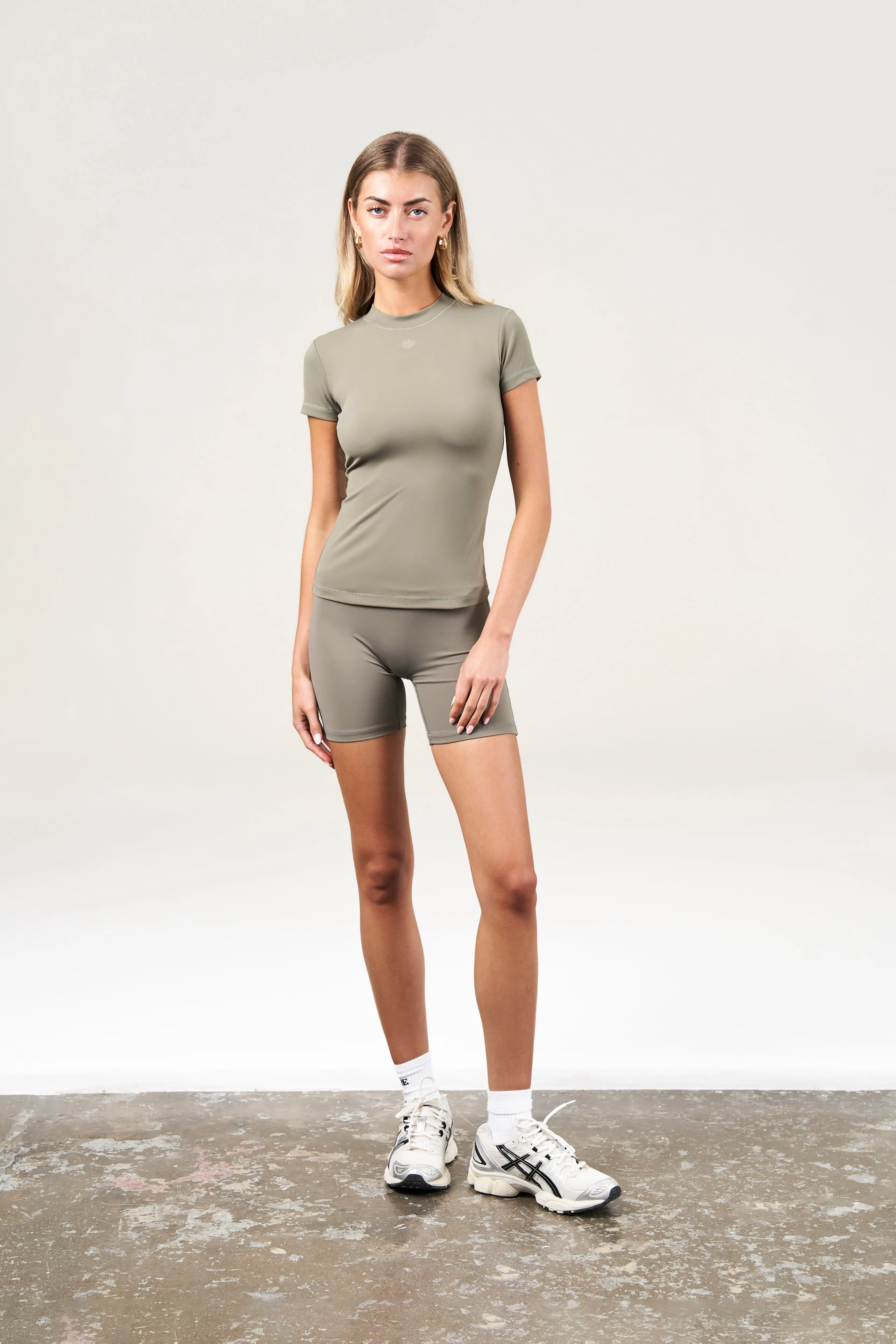 SCULPTING STRETCH EMBLEM BABY TEE - KHAKI