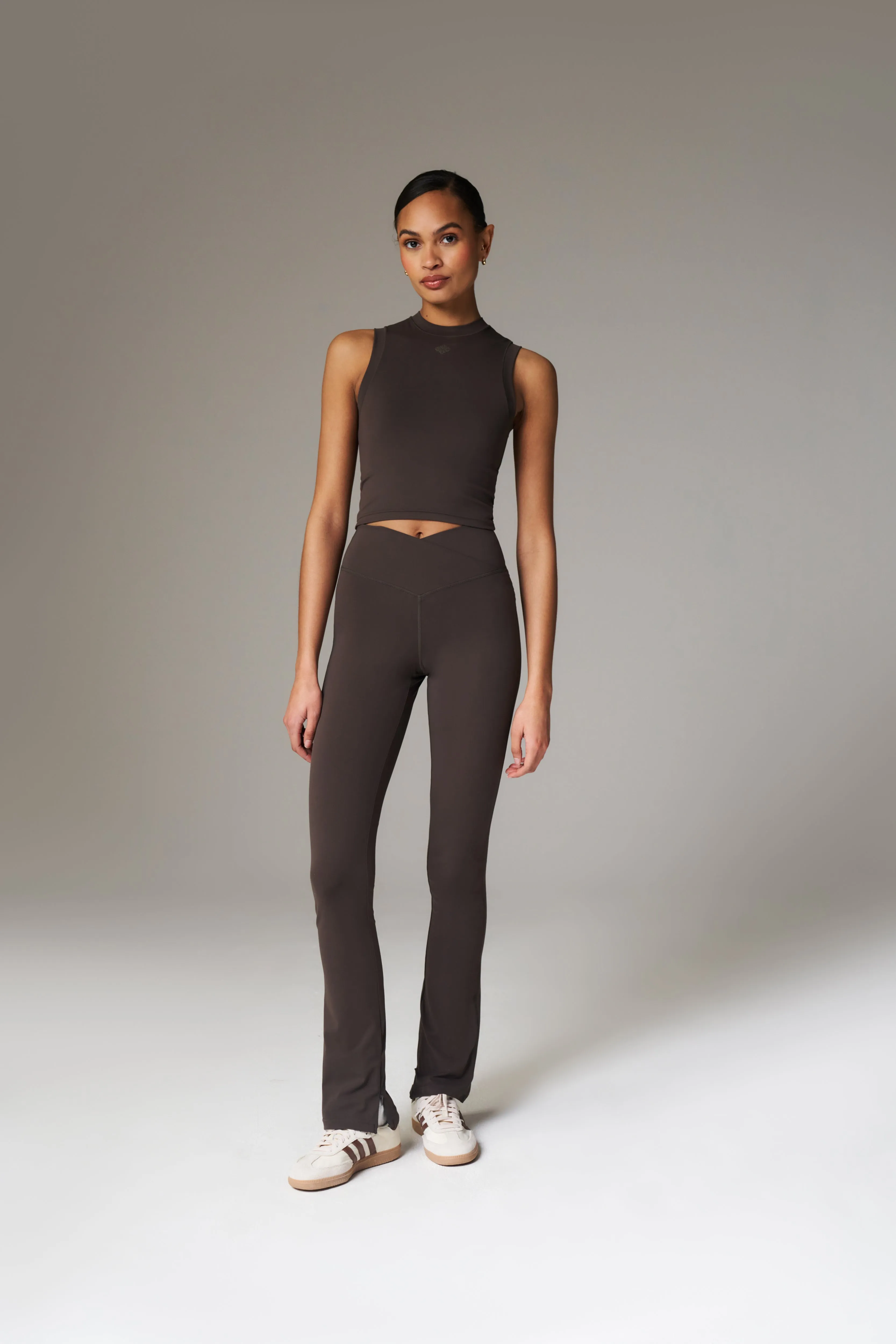 SCULPTING STRETCH HIGH NECK EMBLEM RACER - CHOCOLATE